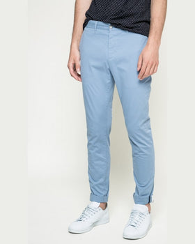 Pantaloni Lacoste albastru deschis